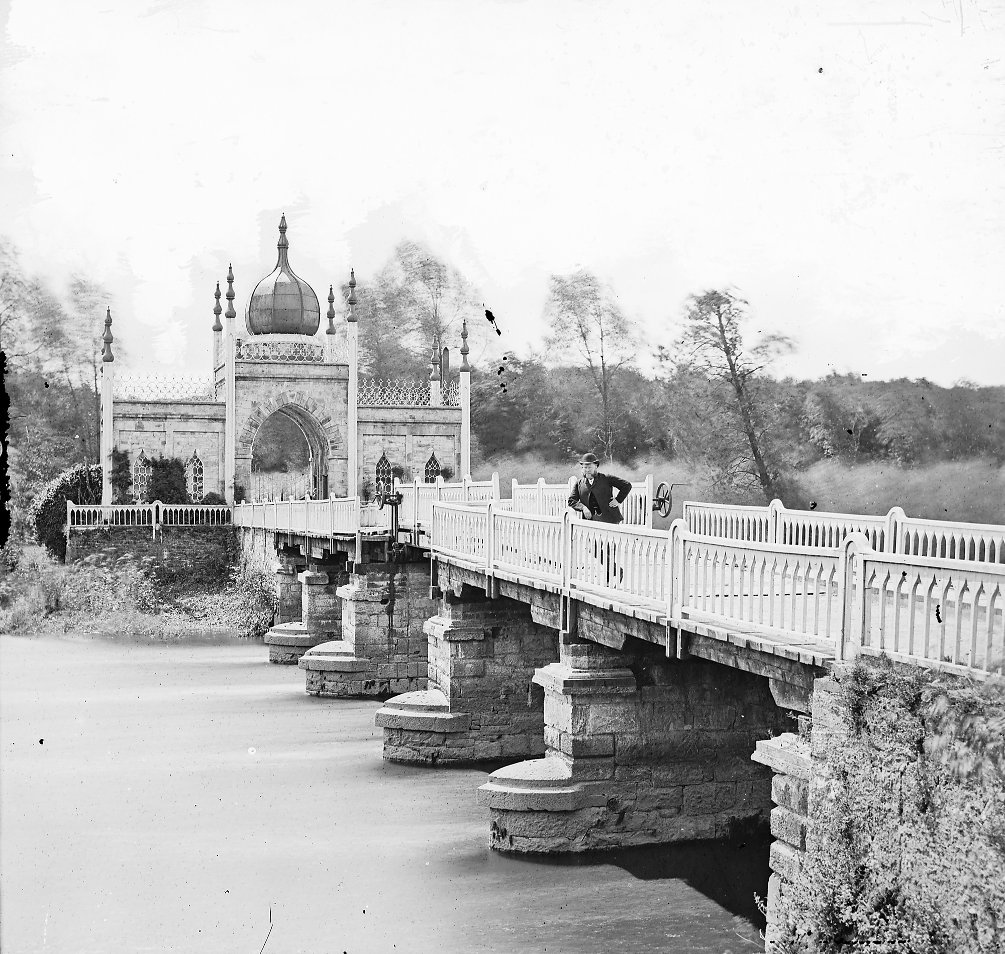 Dromana Gate · Structure