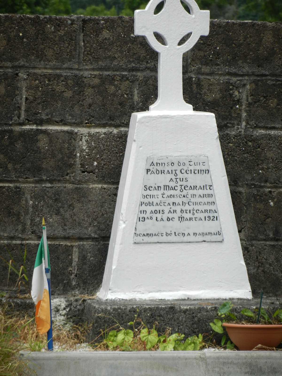 Céitinn and MacGerailt Memorial · Memorial Stone